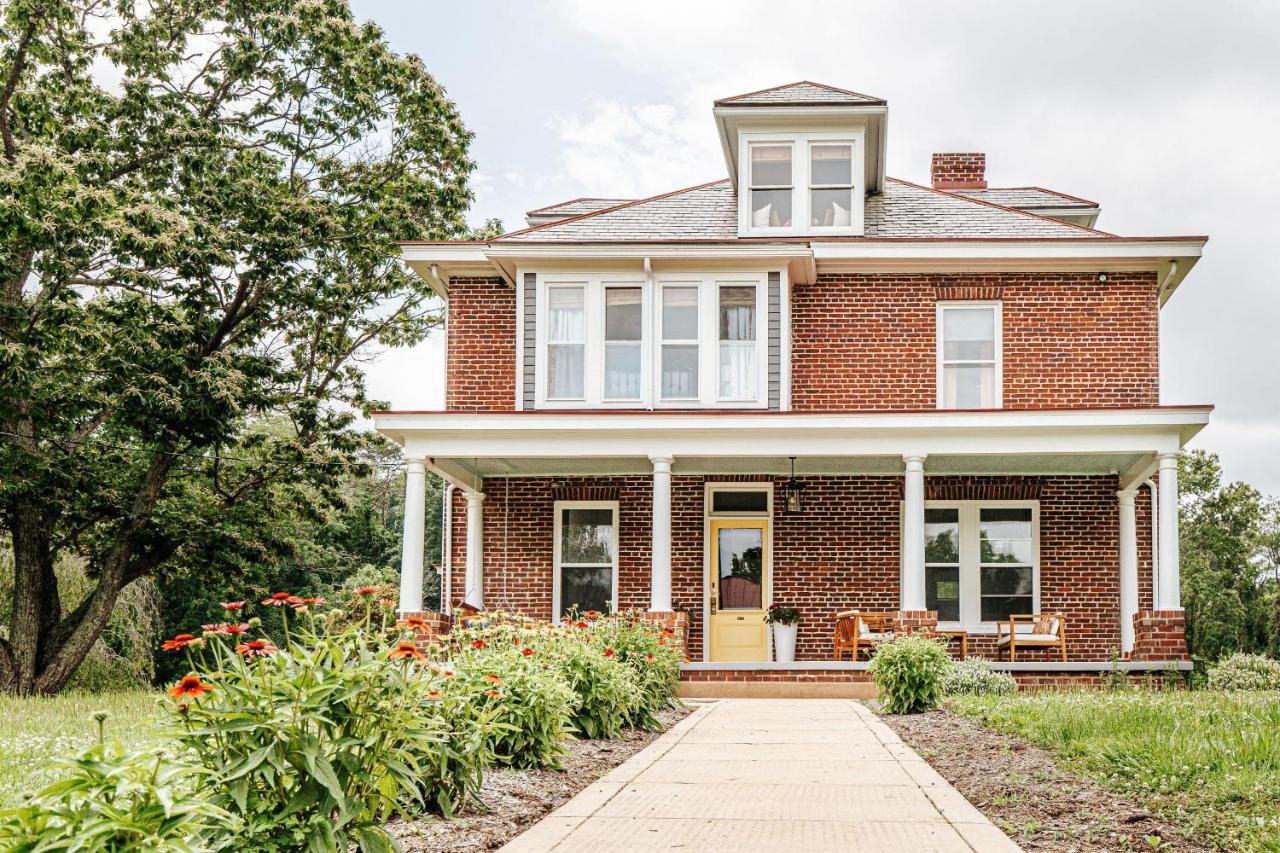 Camp Trapezium Hotel Amherst Exterior photo