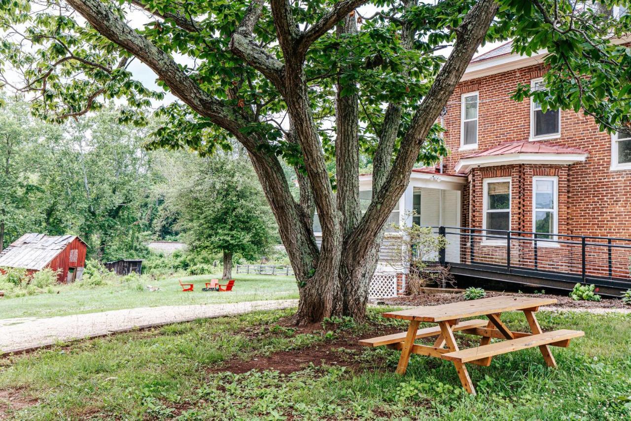 Camp Trapezium Hotel Amherst Exterior photo