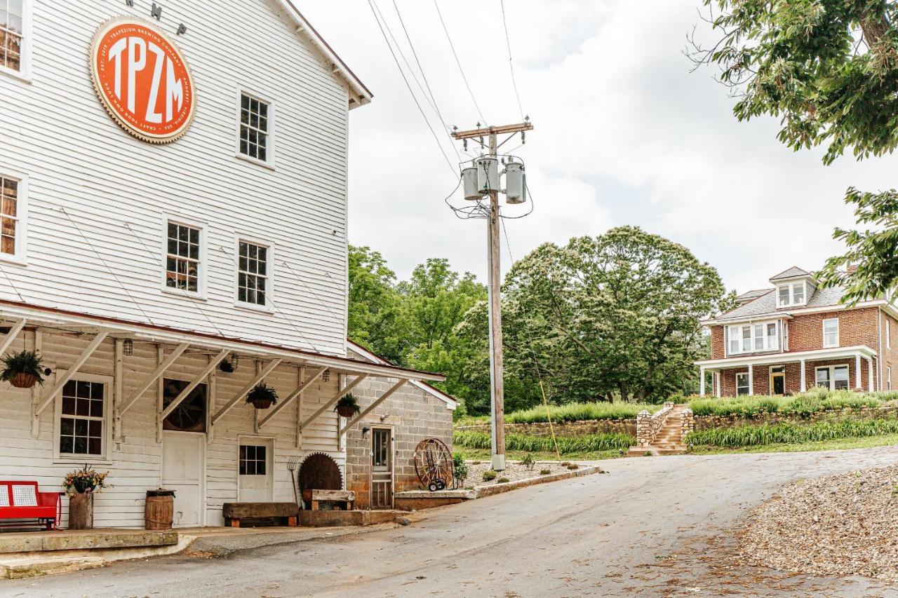 Camp Trapezium Hotel Amherst Exterior photo